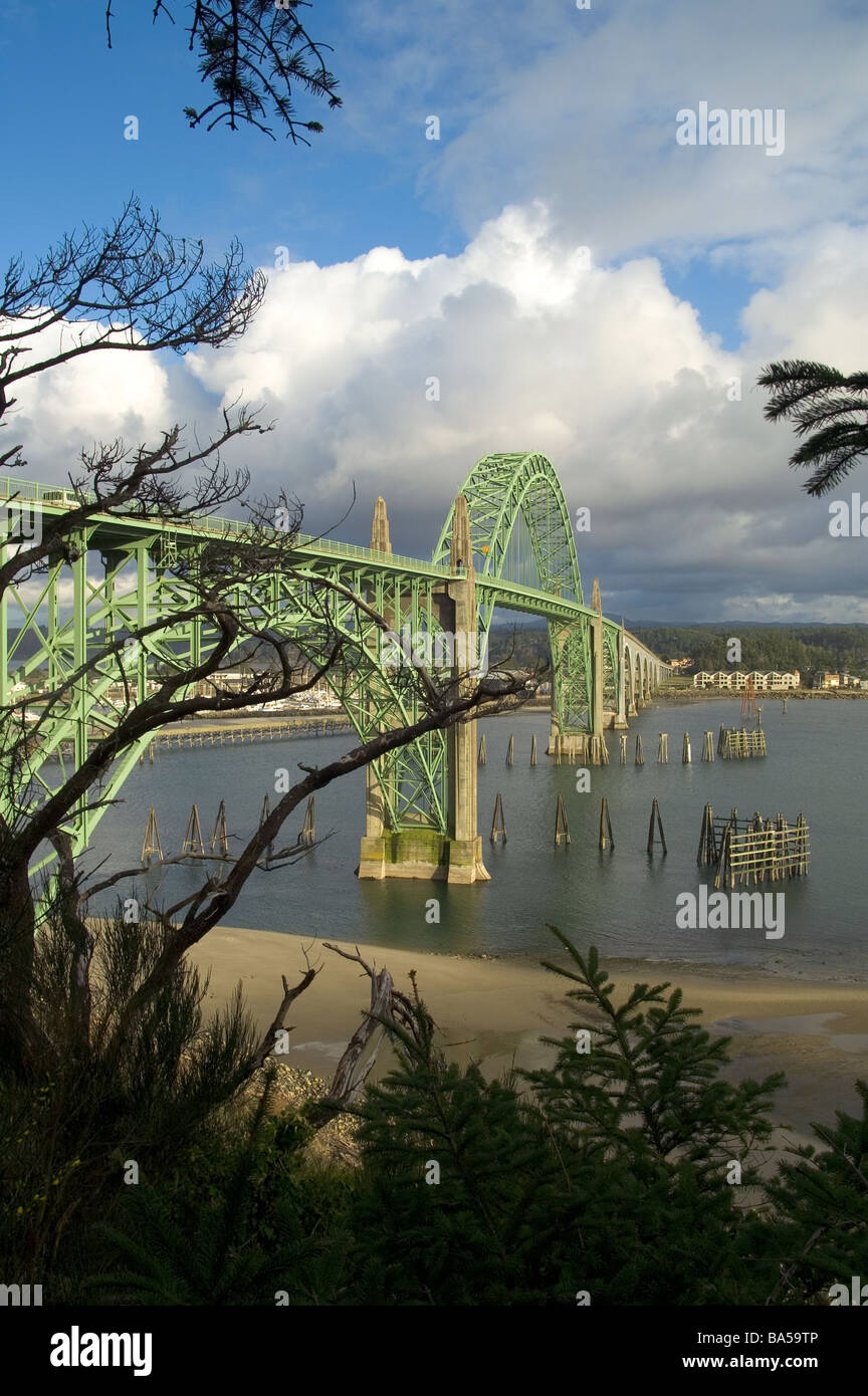 Il Yaquina Bay Bridge vicino a Newport Oregon West Coast Foto Stock