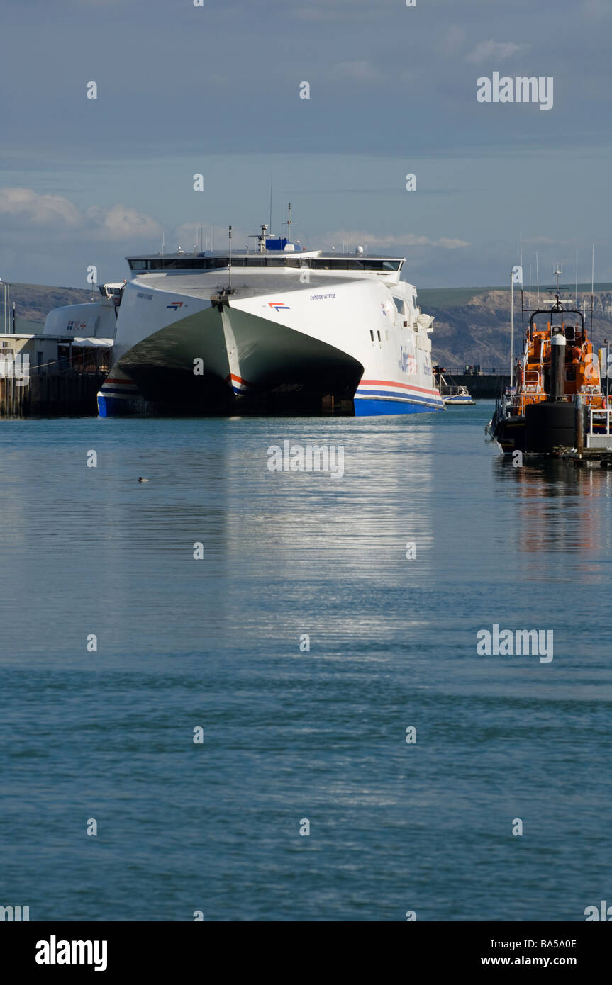Condor Vitesse catamarano traghetto ormeggiate nel porto di Weymouth Dorset England Regno Unito in una giornata di sole Foto Stock