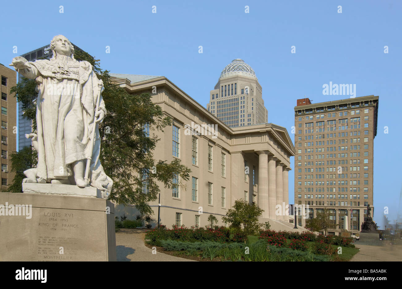Statua di Re Luigi XVI nella parte anteriore del Jefferson County Courthouse a Louisville, Kentucky Foto Stock