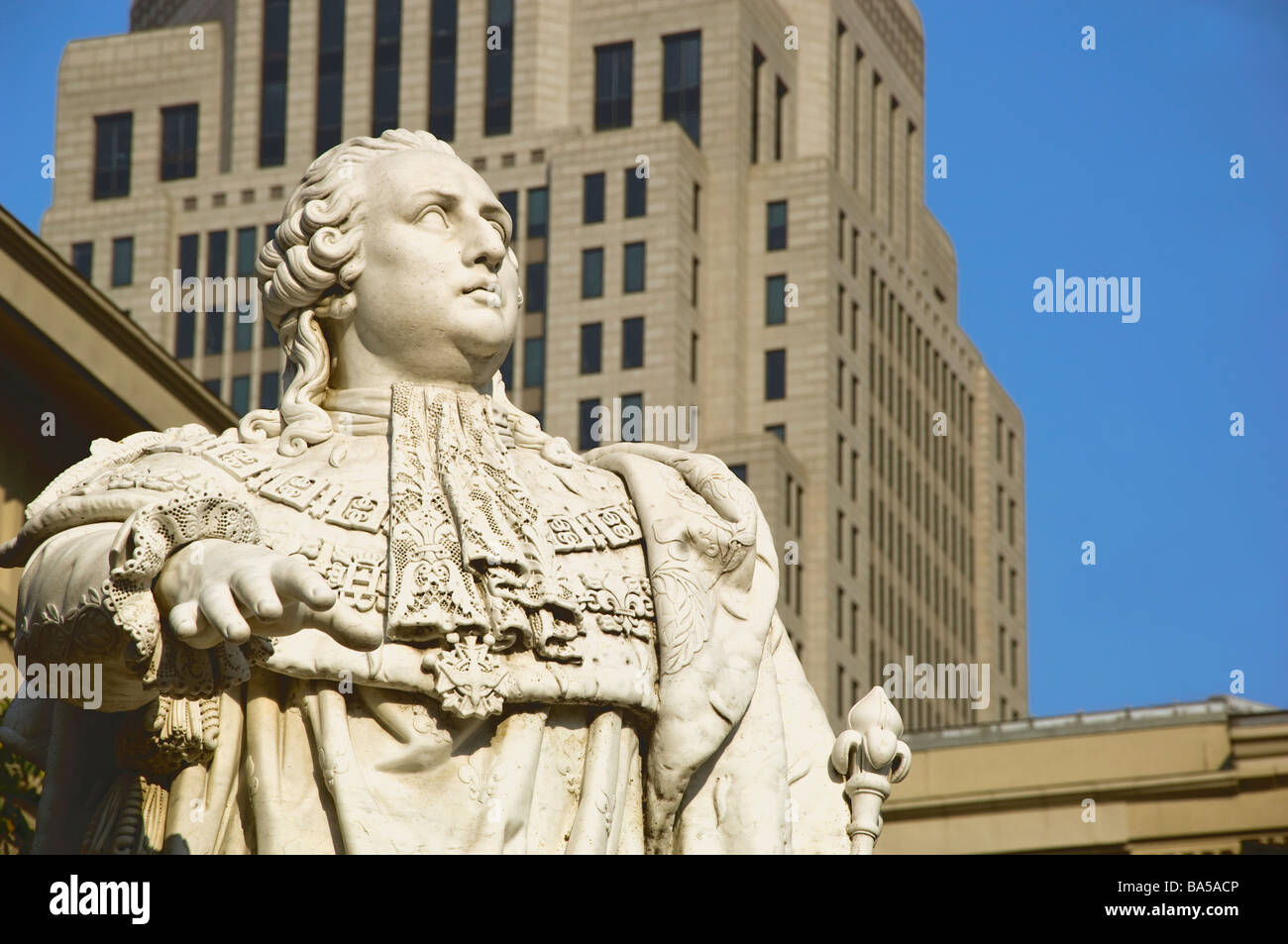 Statua di Re Luigi XVI nella parte anteriore del Jefferson County Courthouse a Louisville, Kentucky Foto Stock