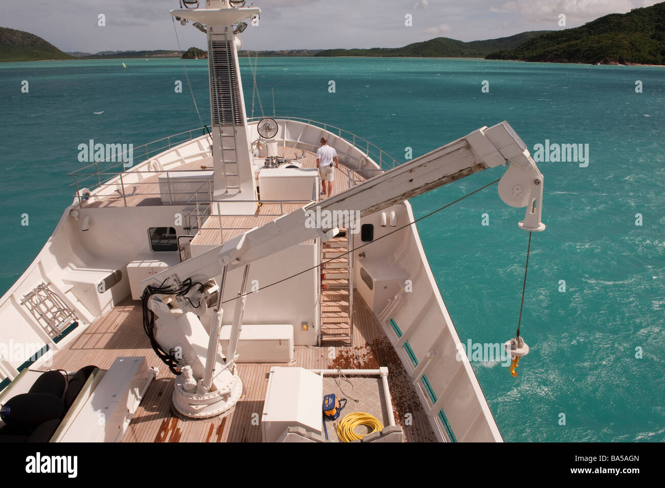 A bordo di super yacht 'Big Aron' con gru per la gara sollevate sulla prua di mettere la gara in acqua Foto Stock