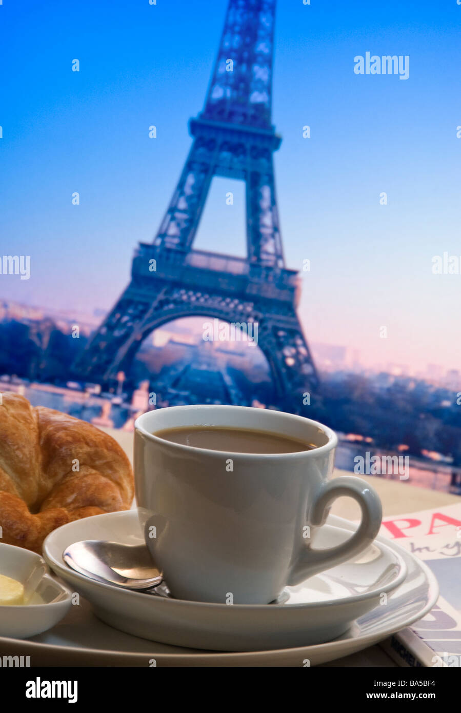 Parigi Torre Eiffel alfresco continental colazione a base di caffè e croissant e burro sul tavolo con la Torre Eiffel sullo sfondo Parigi Francia Foto Stock