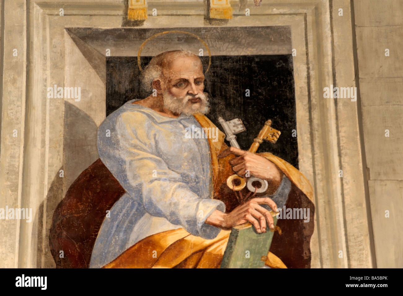 Tromp l'oeil dettaglio murale di saint tenendo premuto i tasti nella chiesa di Santa Maria in Gradi. Arezzo, Toscana, Italia Foto Stock