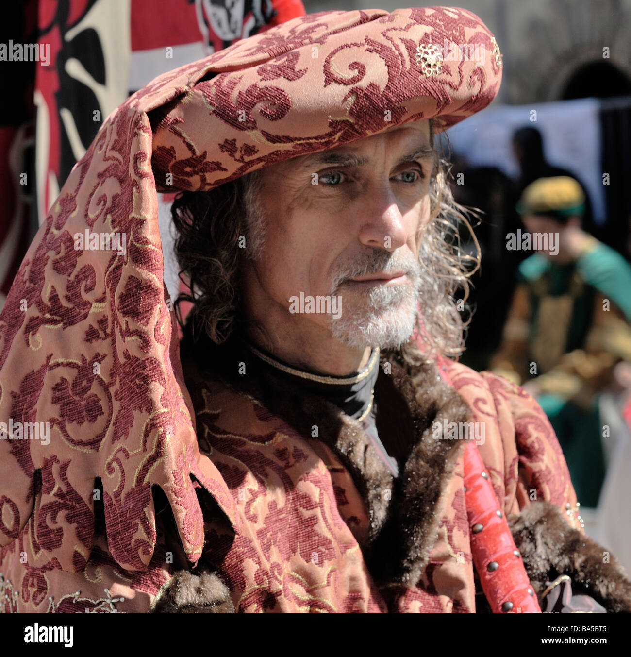 Montepulciano, Toscana, Italia. Uomo in Corteo medievale in costume annuale durante il festival del vino noto come il Bravio delle Botti Foto Stock