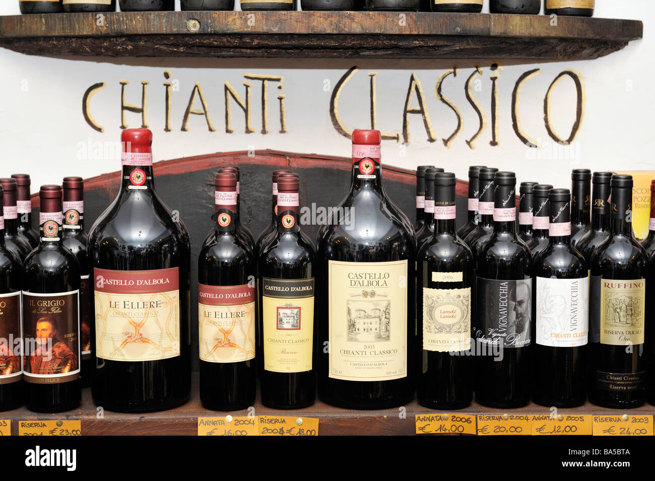 Bottiglie di Chianti Classico vino italiano in vendita in vigneto cantina shop a Montepulciano, Toscana, Italia Foto Stock