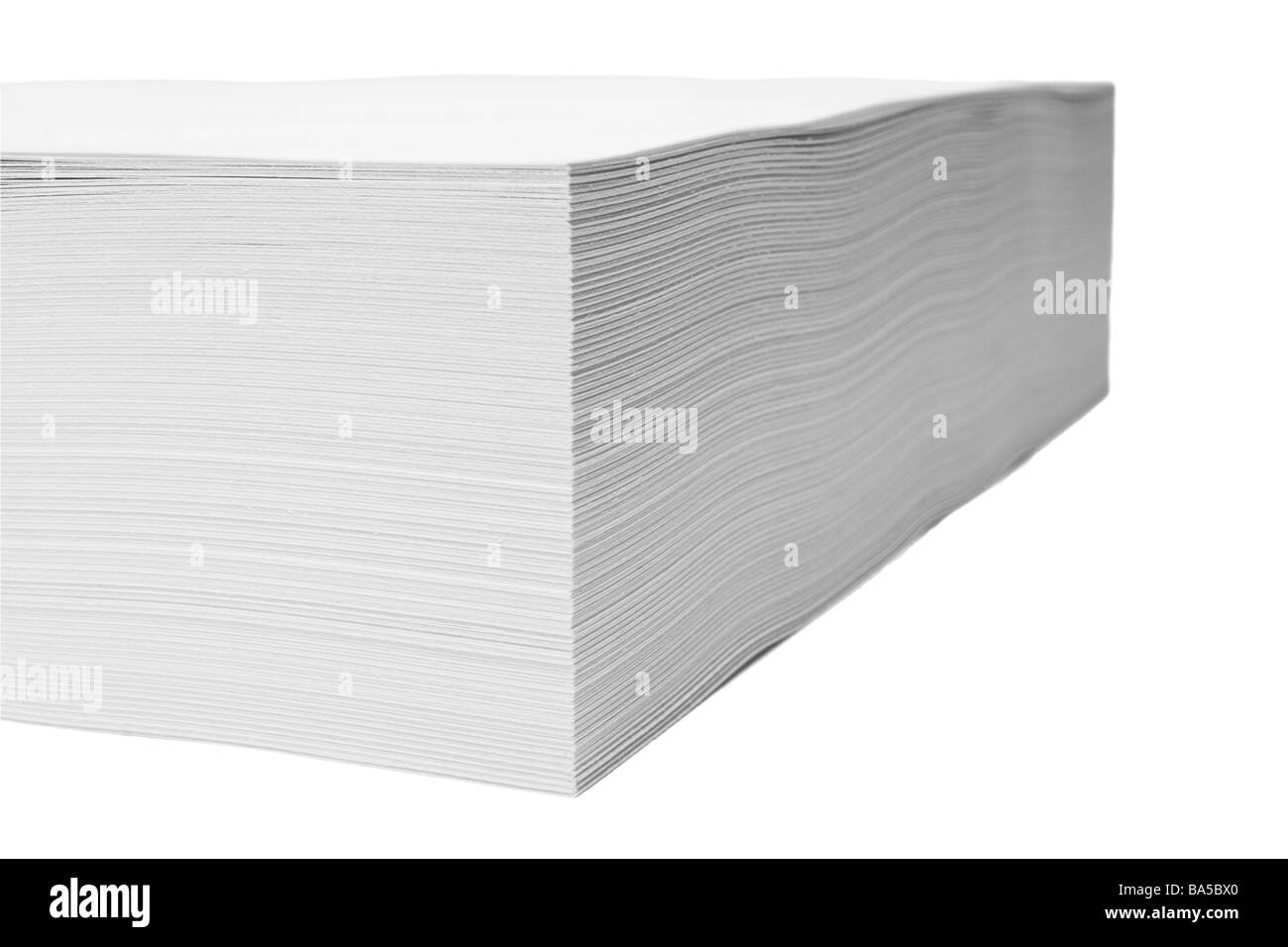 Close-up spigolo vista della risma, stack di dimensione lettera libro bianco, bianco e nero, il fuoco selettivo, isolato su bianco Foto Stock