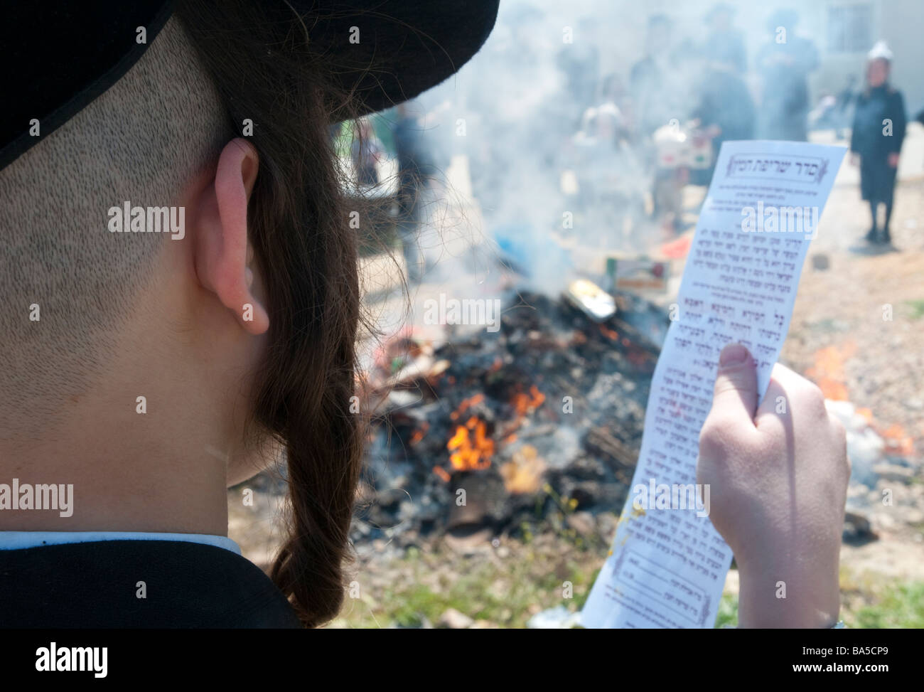 Israele Gerusalemme Mea Shearim quartiere ortodosso Pessah celebrazioni Pasqua ebraica tradizionale di bruciare il pane Foto Stock