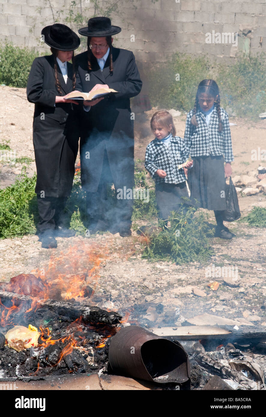 Israele Gerusalemme Mea Shearim quartiere ortodosso Pessah celebrazioni Pasqua ebraica tradizionale di bruciare il pane Foto Stock