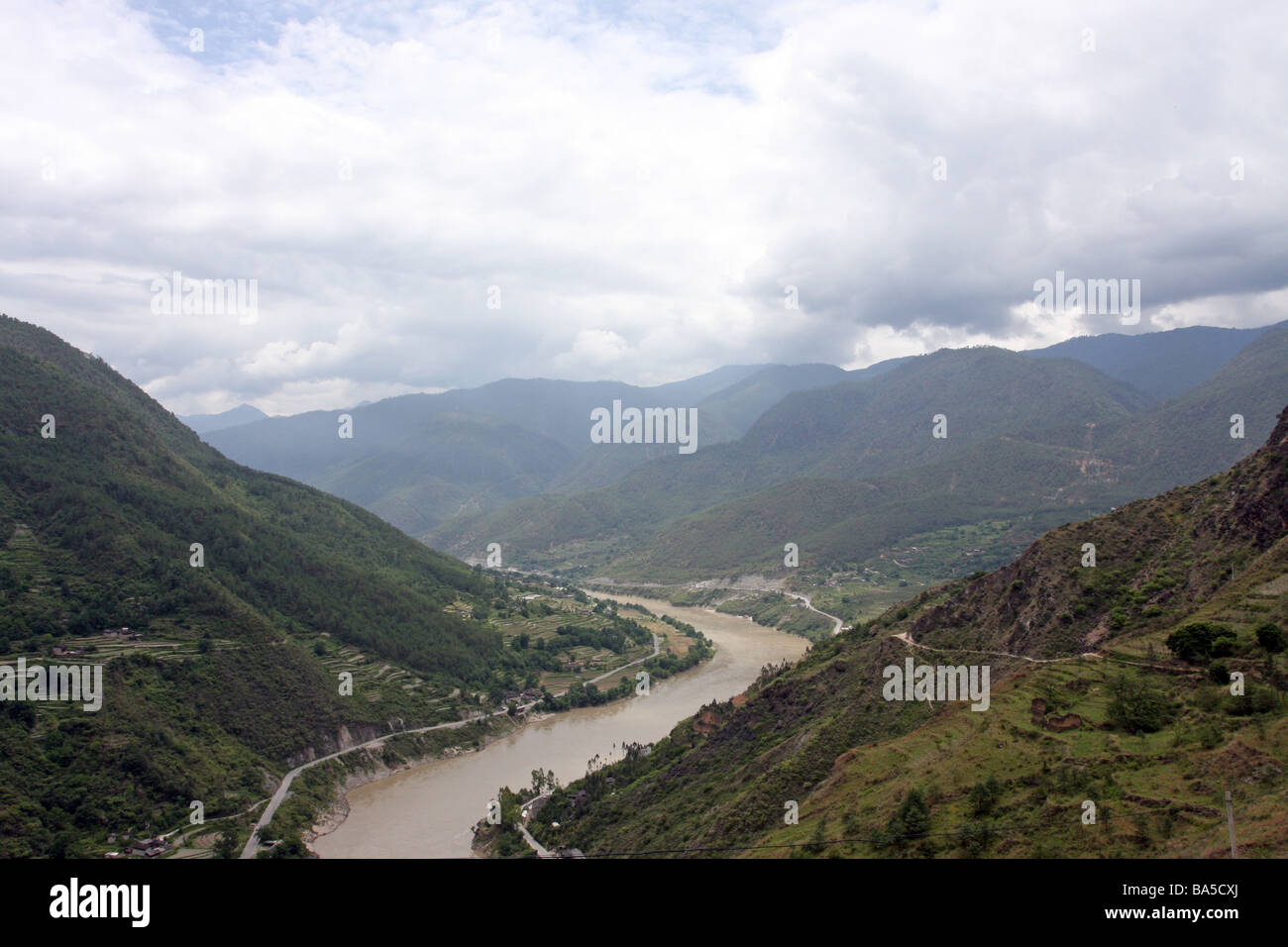 Tiger saltando gorge Yunnan in Cina Foto Stock