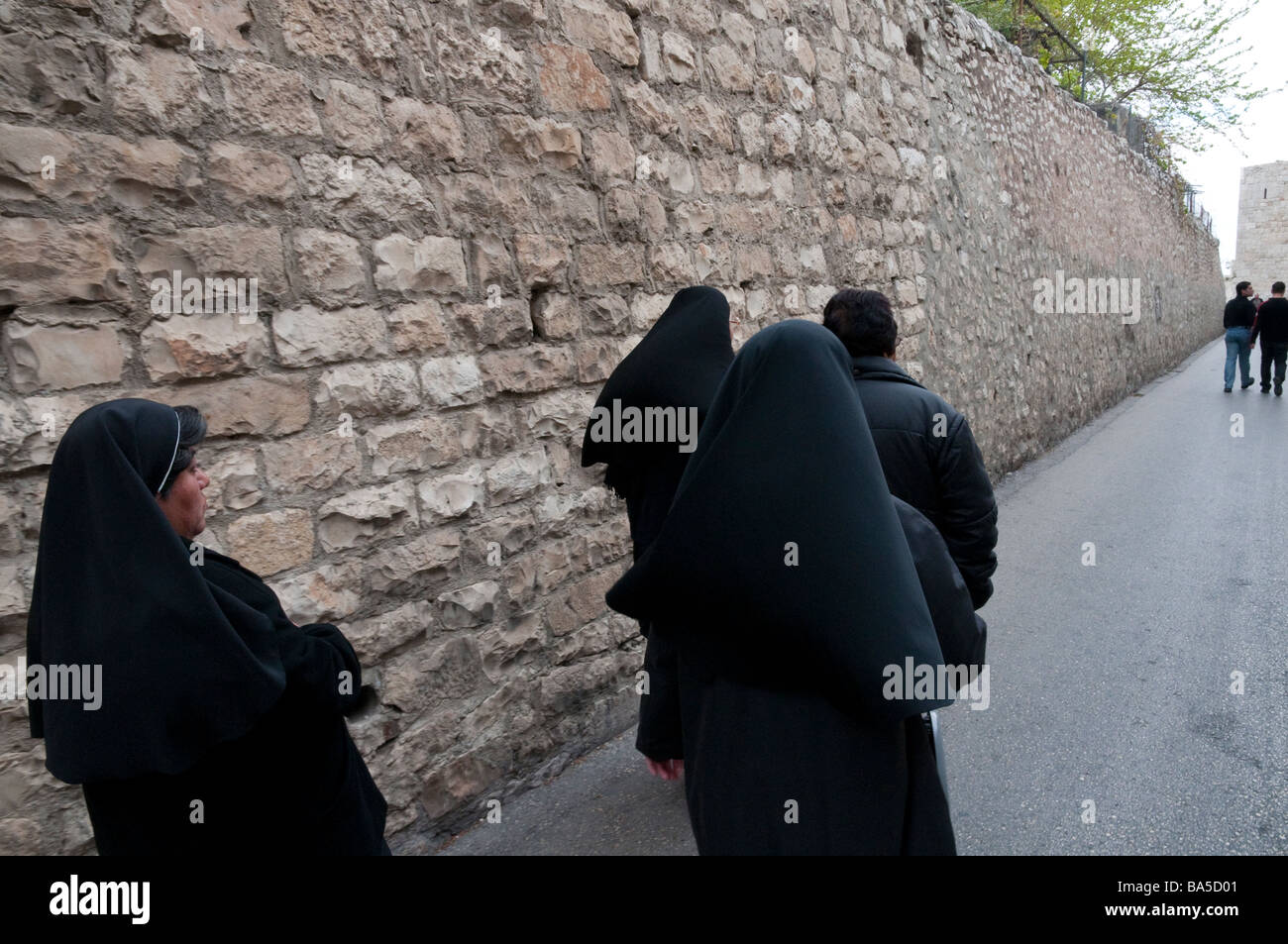 Israele. Gerusalemme la città vecchia. Gruppo di nones in nero a piedi lungo la parete vicino alla porta di Sion Foto Stock