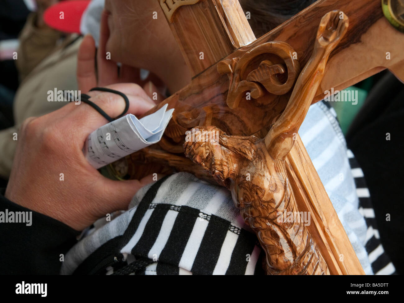 Israele Gerusalemme la città vecchia Via Dolorosa Venerdì Santo tradizionali processioni close up del crocifisso Foto Stock
