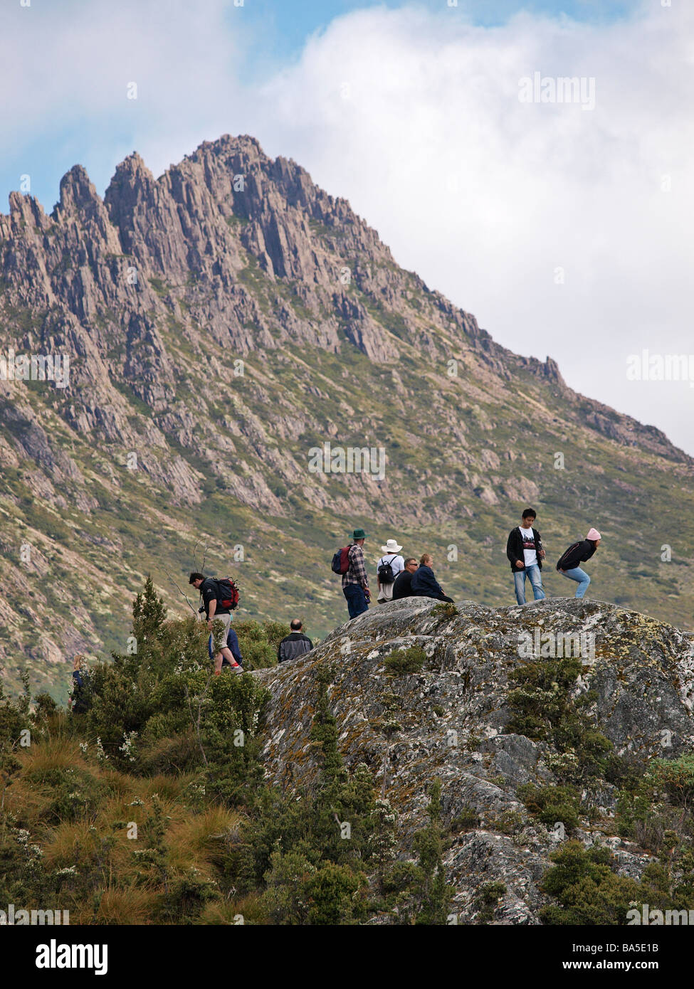 WALKERS sulla cima del ghiacciaio rock con Cradle Mountain IN BACKGROUND TASMANIA AUSTRALIA Foto Stock