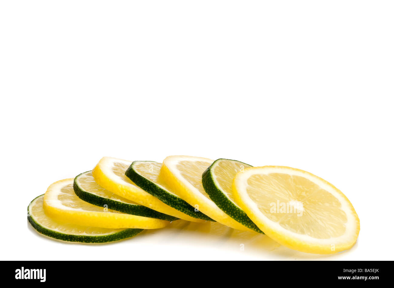 Un piano orizzontale di close up succosa Fresh cut limone e fettine di lime con spazio per la copia Foto Stock