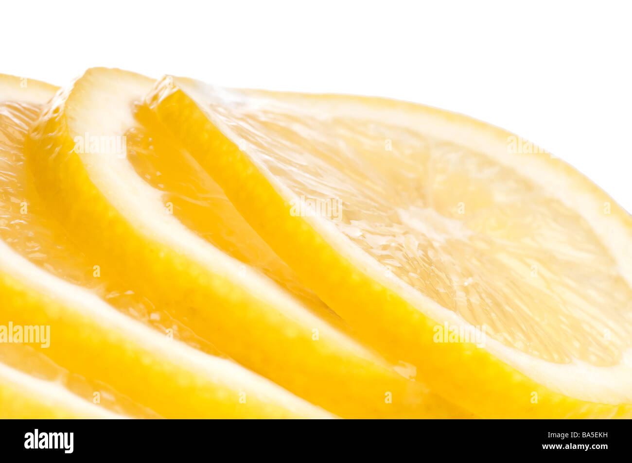 Una macro orizzontale di succosa fresco tagliato fette di limone Foto Stock