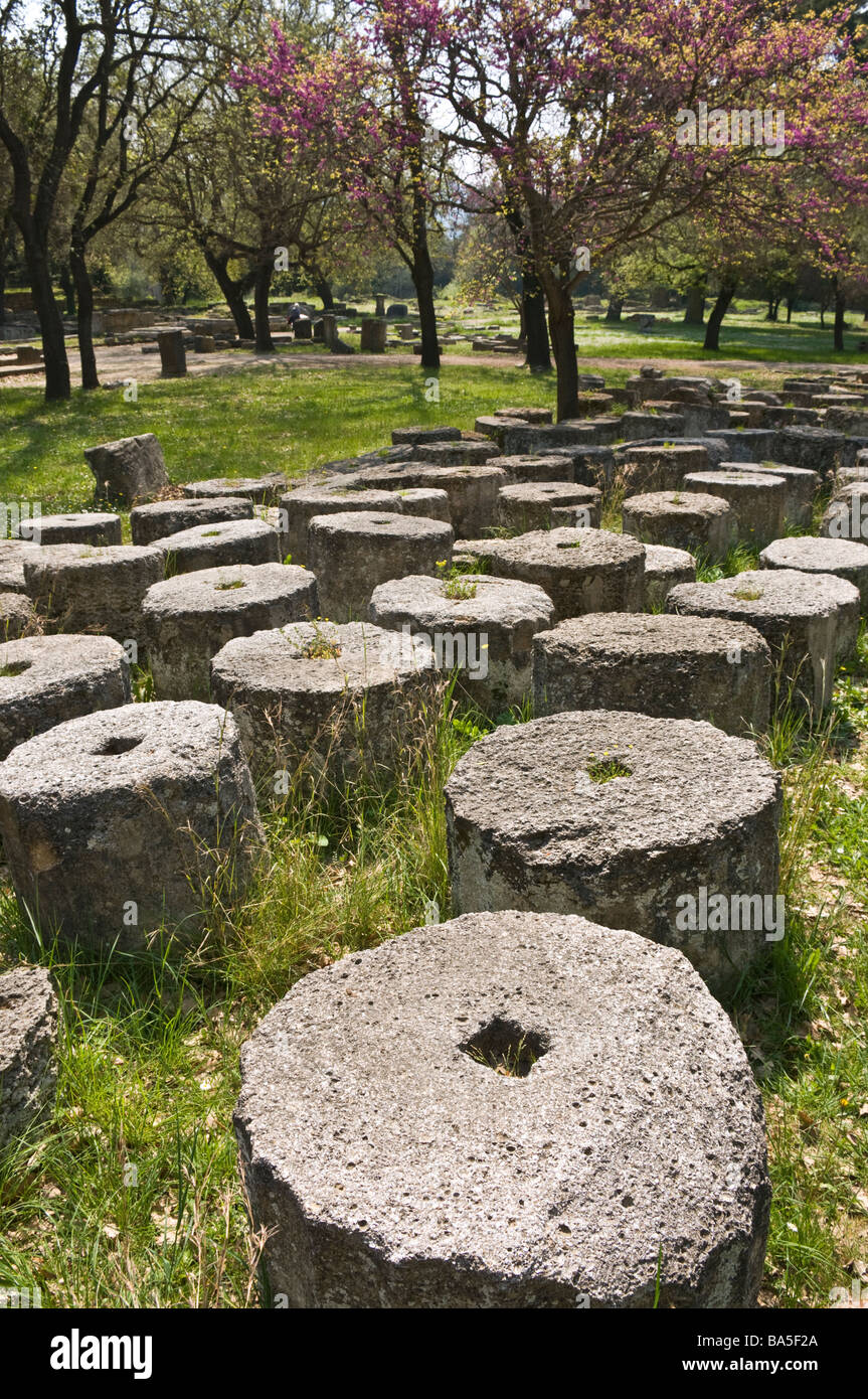 I fusti di colonna in corrispondenza di antica Olympia Peloponneso Grecia Foto Stock