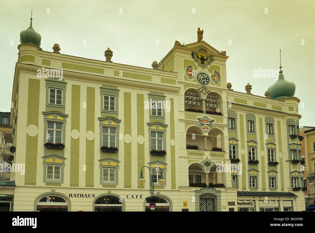 Il Rathaus a Rathausplatz a Gmunden Austria Superiore Austria Foto Stock