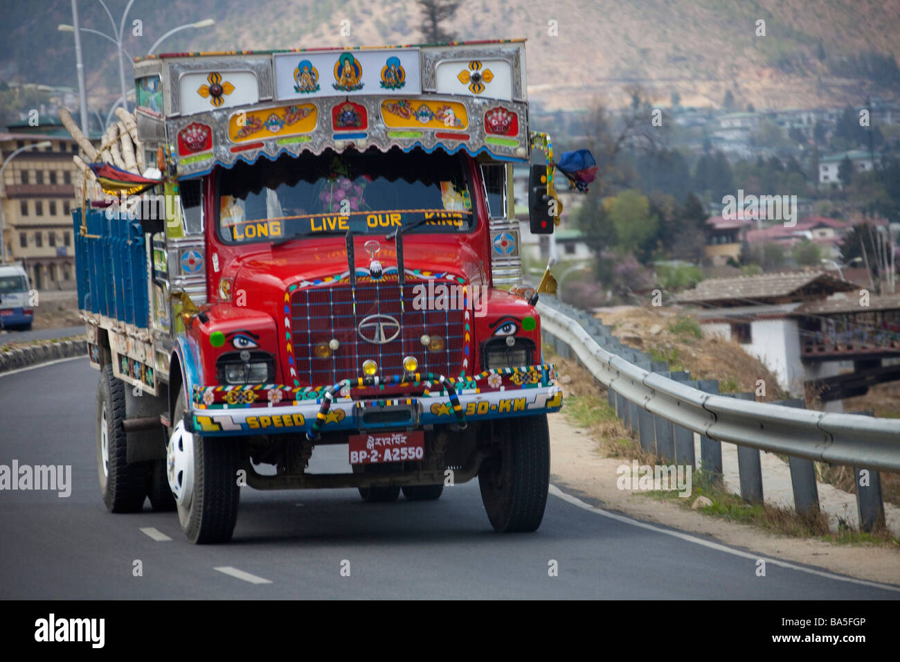 Coloratissimo camion di trasporto di merci. Tata Bhutan Asia. Decorate in colori luminosi. 90675 orizzontale Bhutan Foto Stock