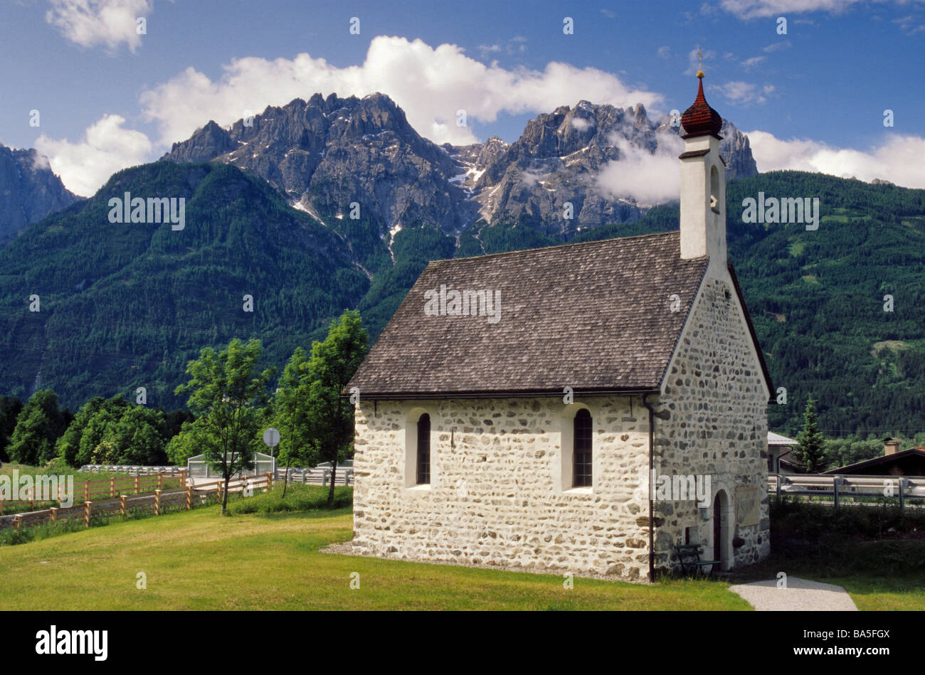 St Margaretha cappella del villaggio di Dolsach vicino a Lienz in Dolomiti di Lienz East Tirol Austria Foto Stock