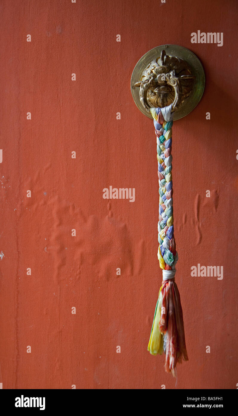 Porta arancione infiorescenza staminifera piega ornamento utilizzato per i religiosi la preghiera Bhutan Buddhismo tradizione Thimphu 90734 Bhutan Foto Stock