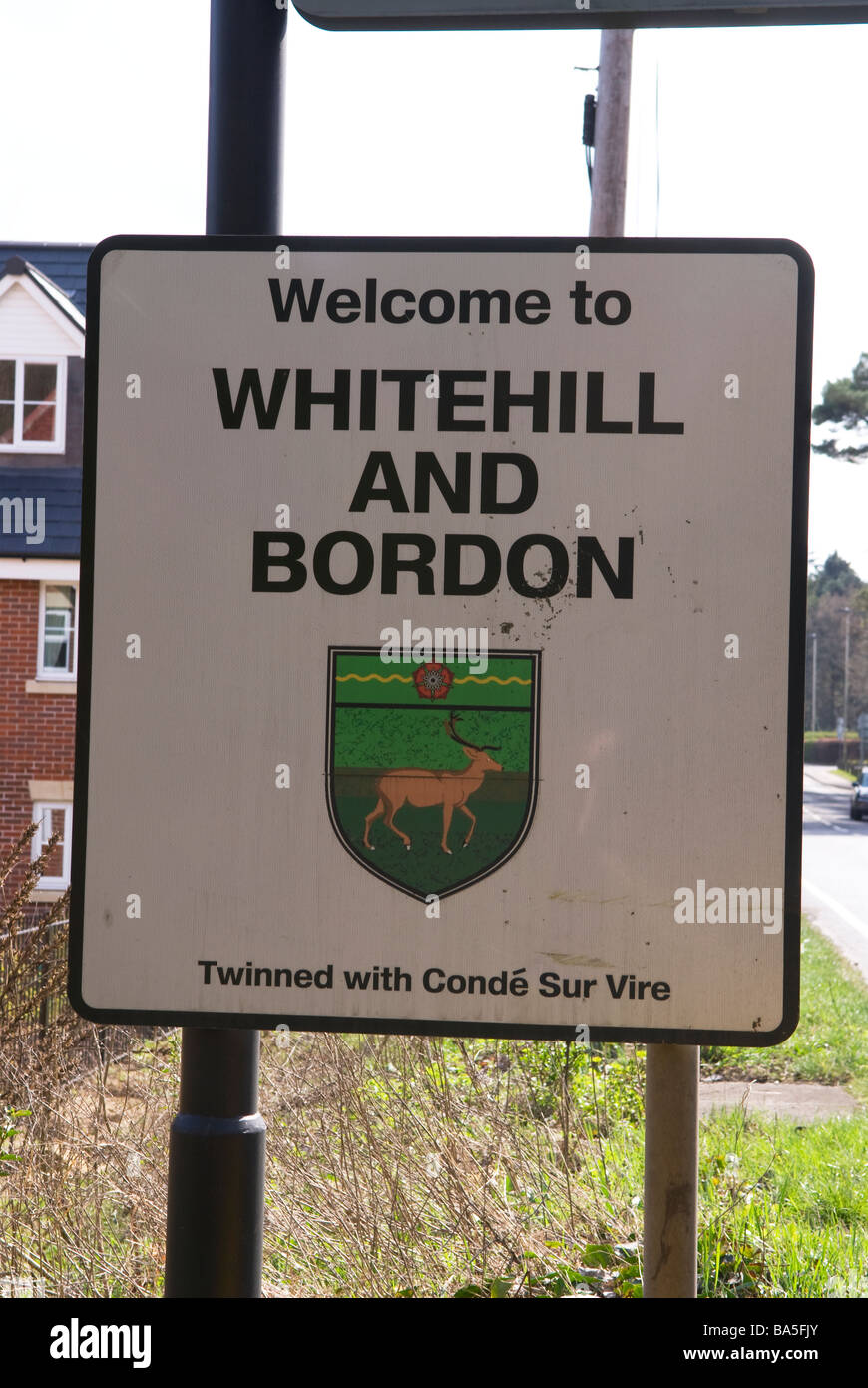 Segno per la città di Whitehill e Bordon in Hampshire mostrando la loro città gemelle lo stato Foto Stock