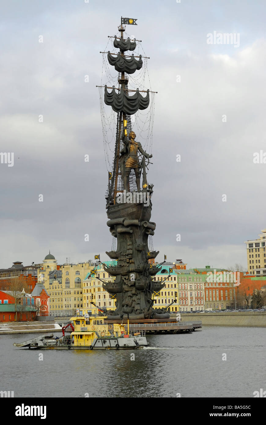 Statua di bronzo di zar russo Pietro I nel mezzo del fiume Moskva Mosca Russia Foto Stock