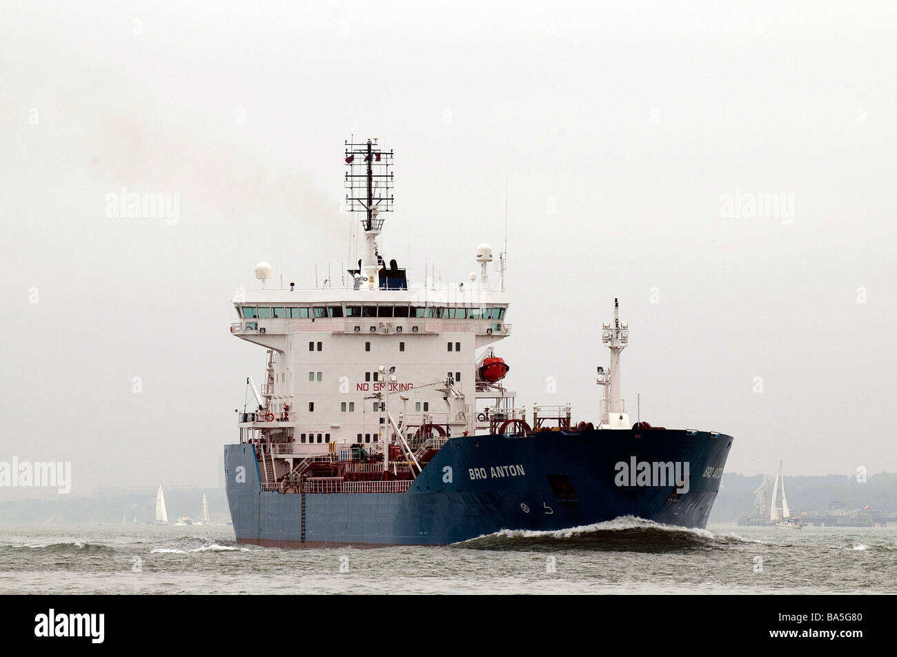 Tankship Bro Anton lasciando Fawley terminale di olio Foto Stock