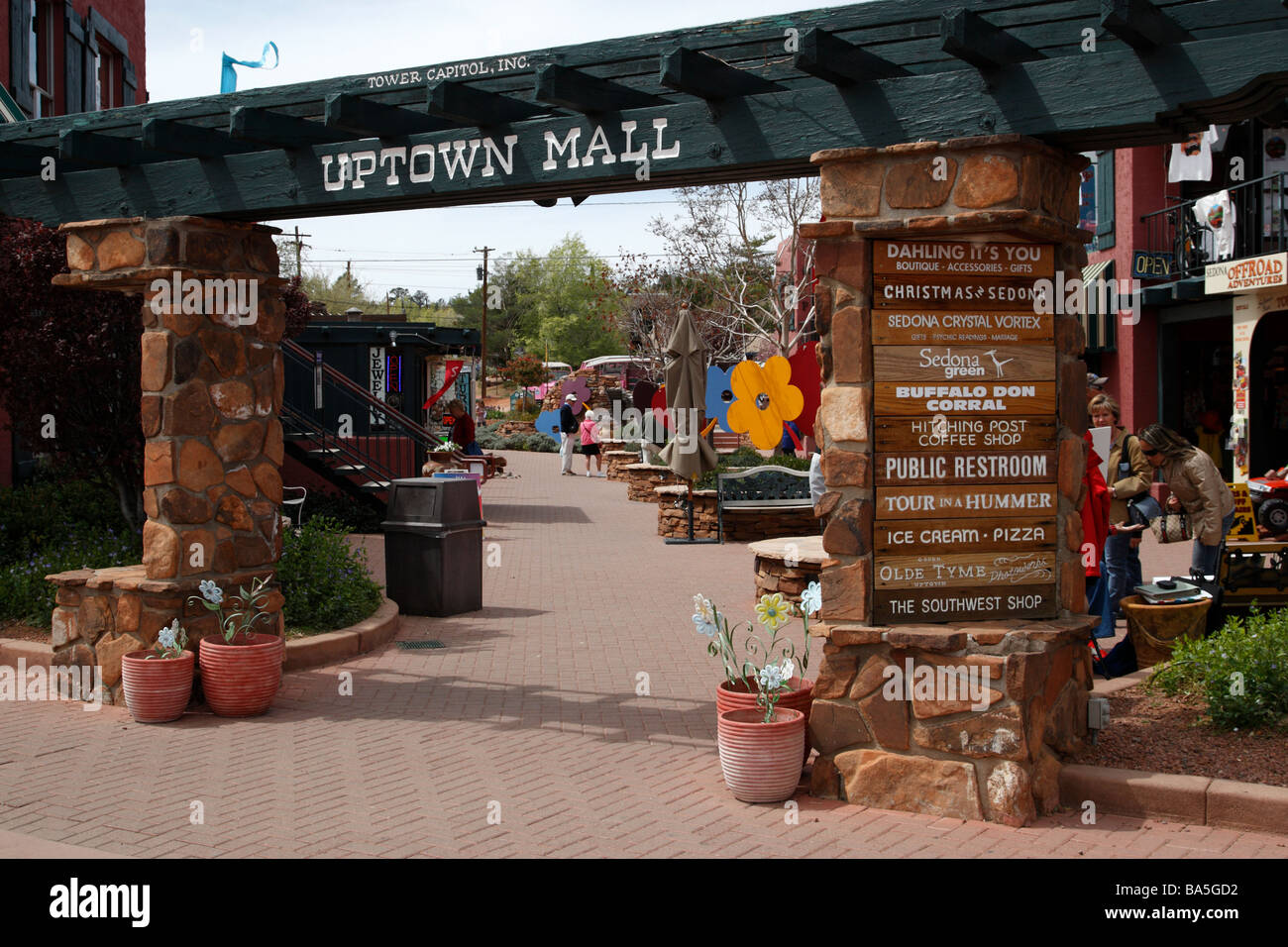 Uptown mall una piccola area dello shopping principale off street a Sedona in Arizona usa Foto Stock