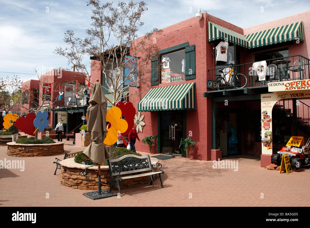 Uptown mall una piccola area dello shopping principale off street a Sedona in Arizona usa Foto Stock