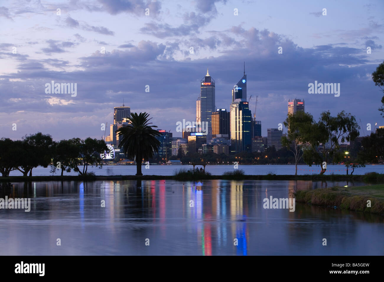 Vista su James Mitchell Park e il fiume Swan per lo skyline della città Perth Western Australia Australia Foto Stock