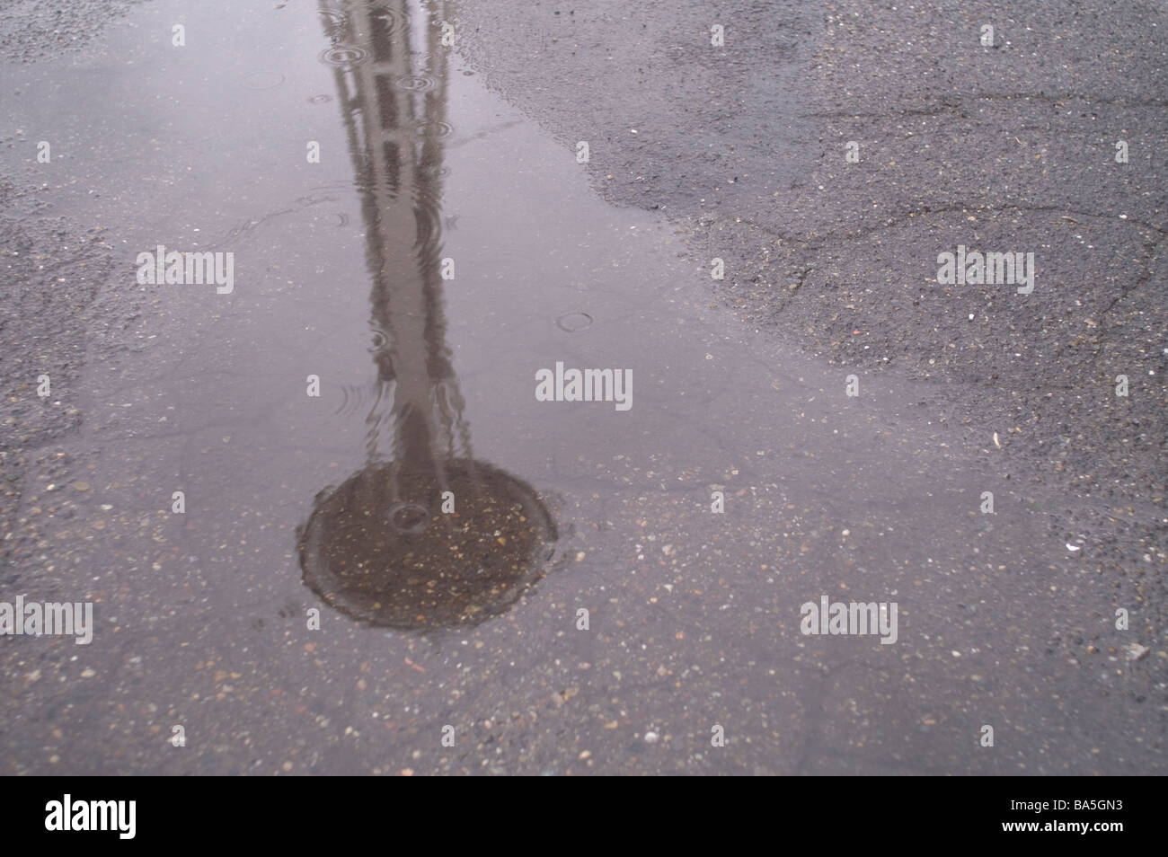 Una riflessione di lo Space Needle di Seattle in acqua dal marciapiede Foto Stock