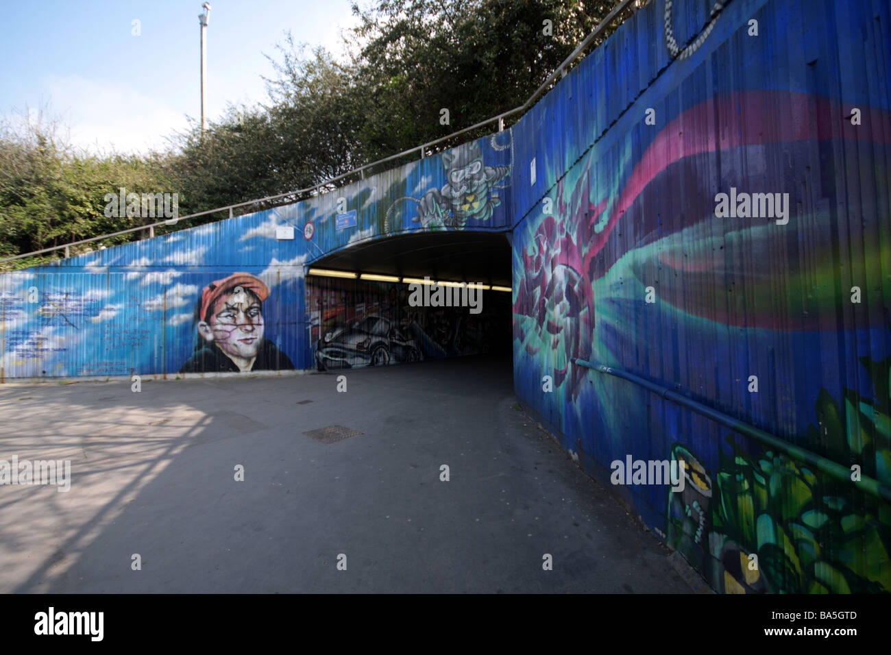 Graffiti al di sotto del carrello, Sunbury on Thames Foto Stock