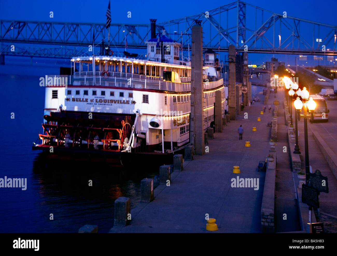 La reginetta di Louisville piroscafo a notte a Waterfront Park a Louisville, Kentucky Foto Stock