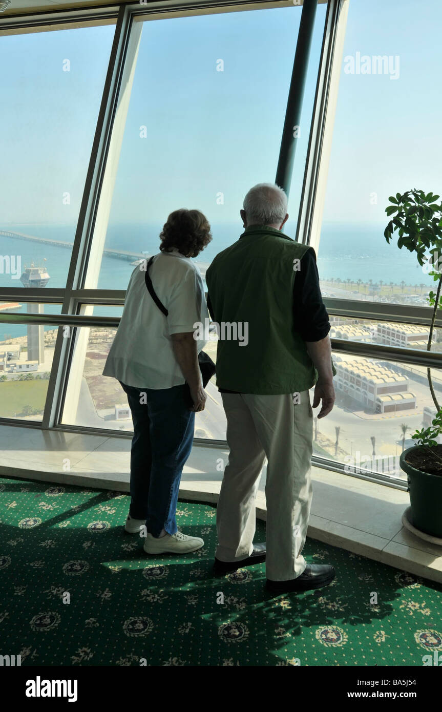I turisti sulla piattaforma di visualizzazione nel ristorante torre affacciata sulla Causeway King Fahd collegando il Bahrein e Arabia Saudita nel Golfo Persico Foto Stock