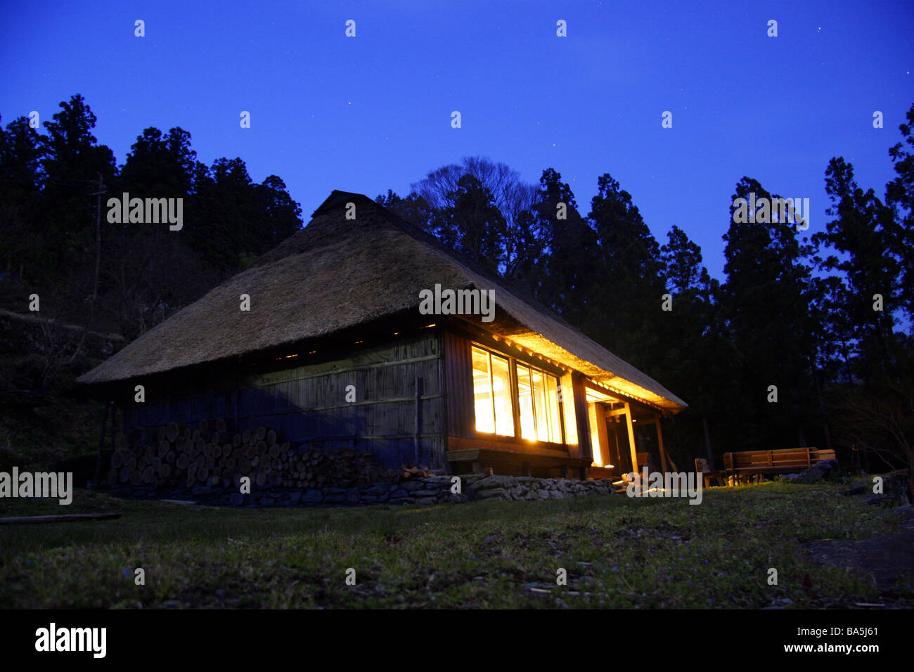 Chiiori un tradizionale tetto di paglia cottage in Tsurui villaggio nella valle di Íýá Shikoku Giappone Foto Stock