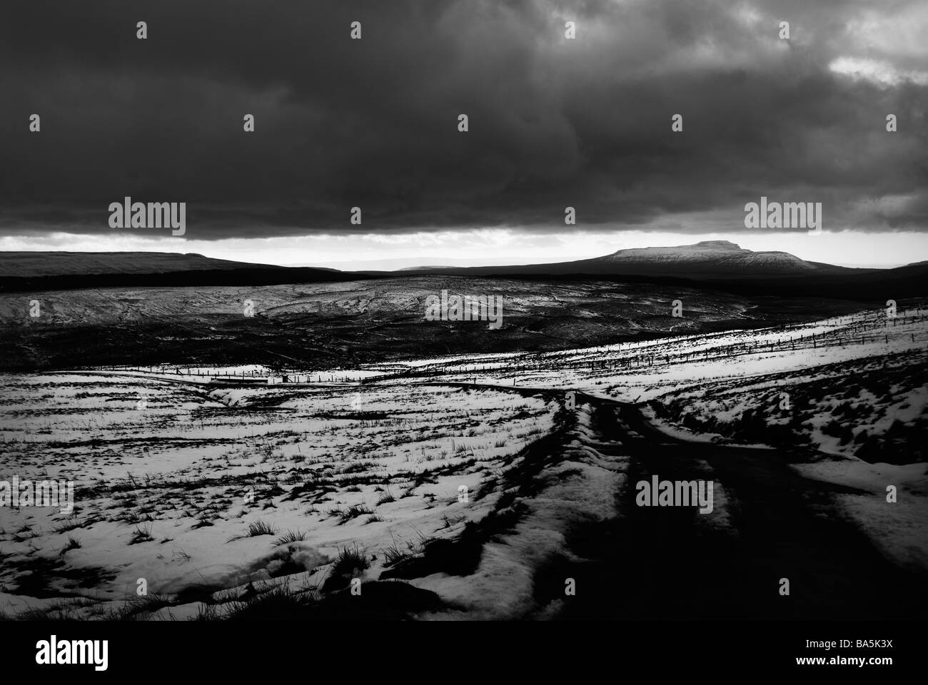 Il North Yorkshire Moors sopra Hawes, Ingleborough è visibile in distanza Foto Stock