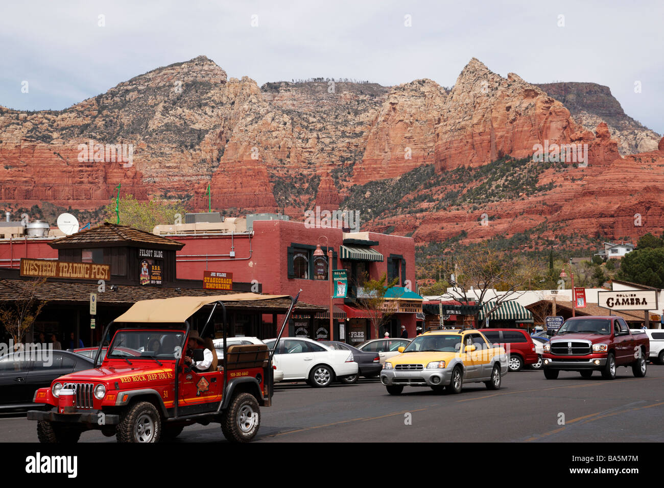 Vista lungo la Highway 89a strada principale attraverso il sedona la montagna in background è chiamato steamboat rock arizona usa Foto Stock