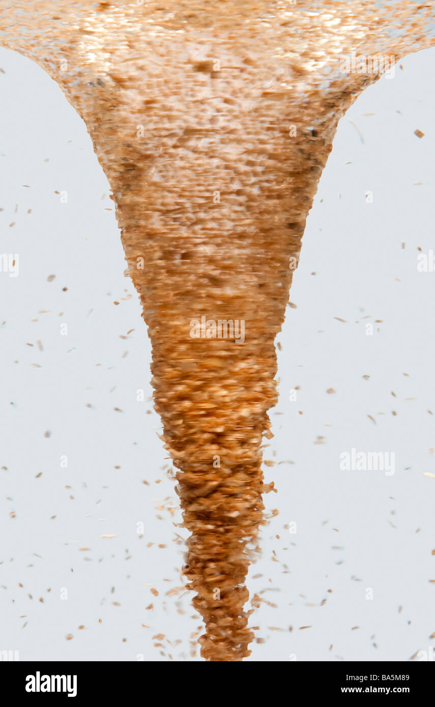 Vista laterale di un tornado vortex swirl con trucioli di legno isolata di detriti Foto Stock