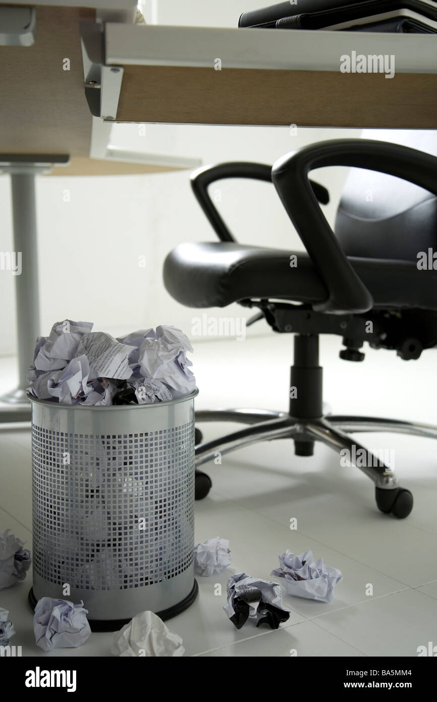 Carta sgualcita cadere nel cestino gettacarte sotto la scrivania in ufficio  Foto stock - Alamy