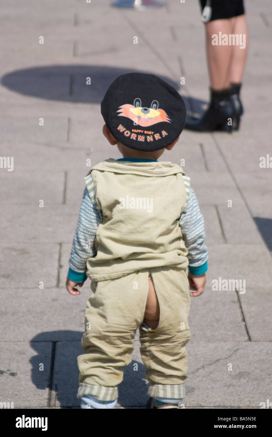 Un bambino cinese in pantaloni aperto Foto stock - Alamy
