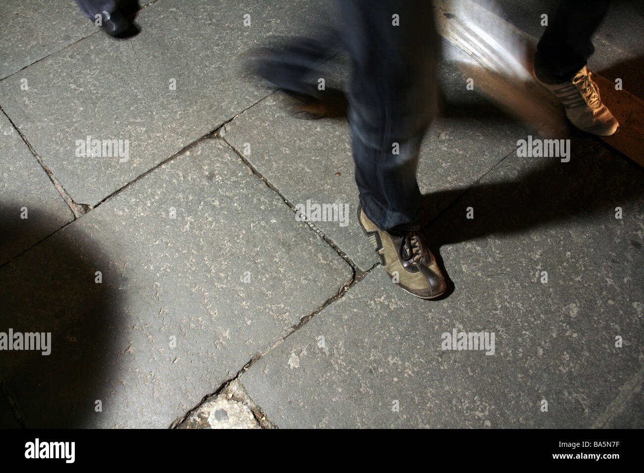 Persone che camminano sulla via della città marciapiede di notte Foto Stock