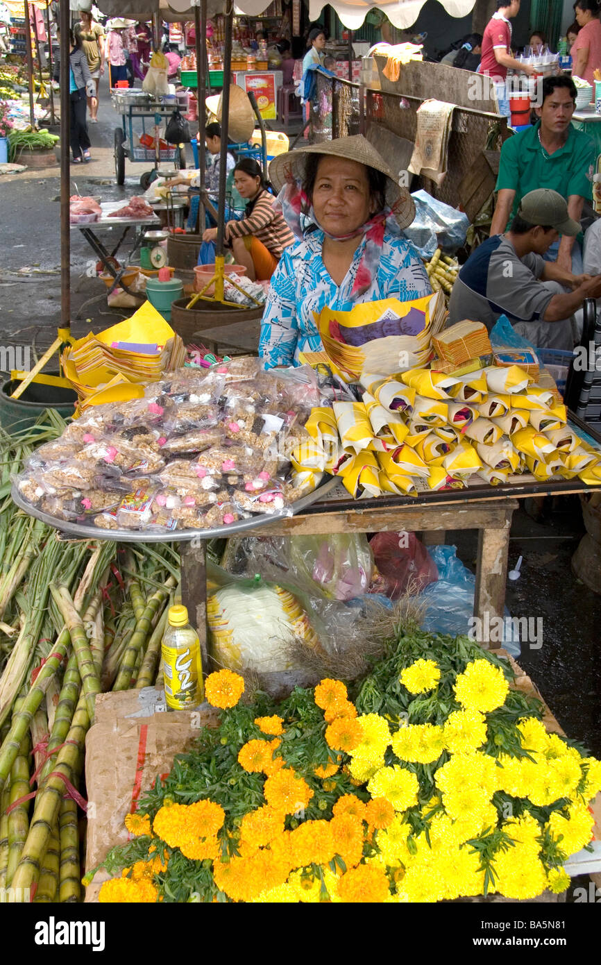 Donna vendita di articoli nel quartiere di Cholon di Ho Chi Minh City Vietnam Foto Stock