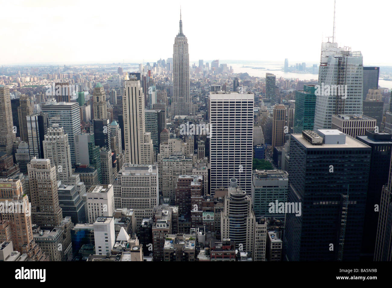 Vista di Manhattan dalla NBC grattacielo alto di Rock New York Stati Uniti d'America Foto Stock