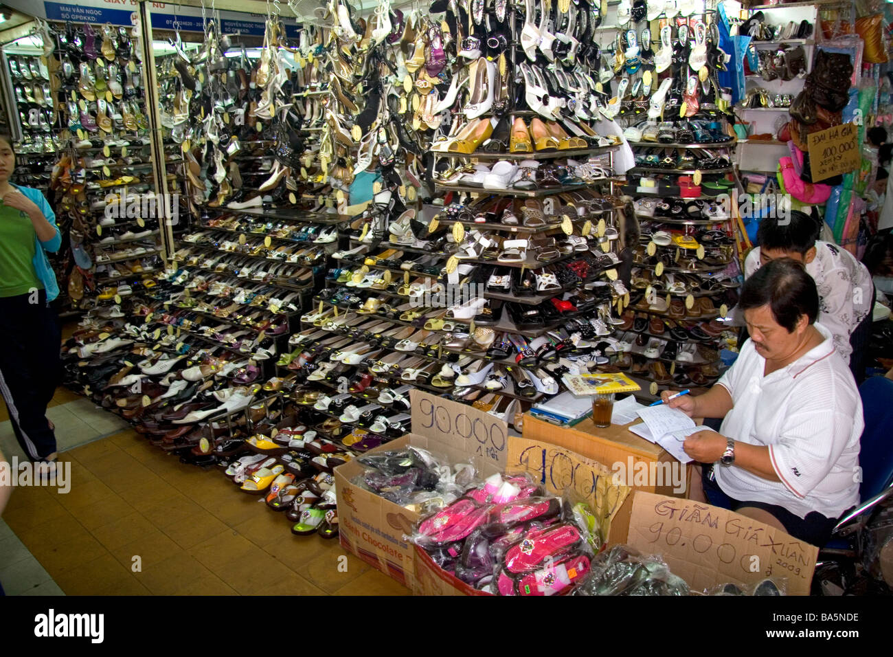 Scarpe venga venduto ad un mercato nel quartiere di Cholon di Ho Chi Minh City Vietnam Foto Stock