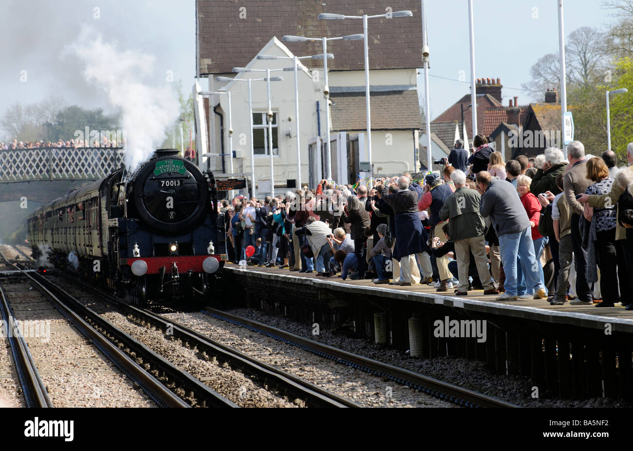 Oliver Cromwell motore a vapore tirando le cattedrali treno Express tirando in Petersfield stazione ferroviaria Foto Stock