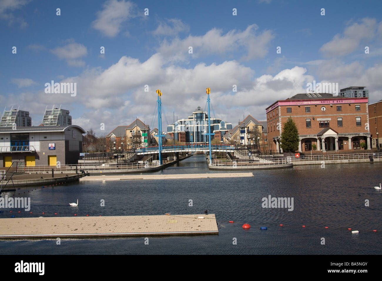 Salford Quays Manchester Inghilterra England Regno Unito marzo vista bacino Ontario ai naviganti Canal Victoria Harbour e il centro di sport acquatici Foto Stock