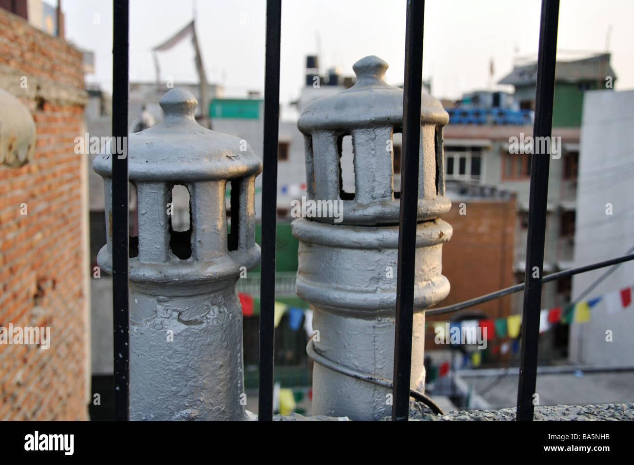 Una vista attraverso parapetti dei tetti e le bandiere di preghiera di Majnu ka Tila, l enclave tibetana in Delhi Foto Stock