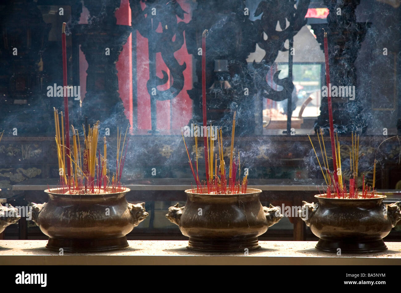 Bruciare incenso a Quan Am Pagoda un famoso tempio cinese nel quartiere di Cholon di Ho Chi Minh City Vietnam Foto Stock