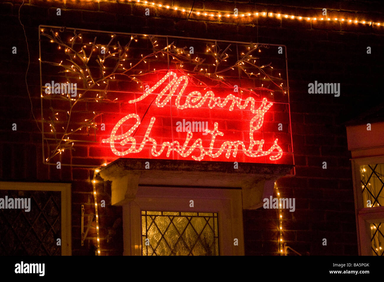 Le luci di Natale sulla parte anteriore di una casa nel Suffolk, Regno Unito Foto Stock