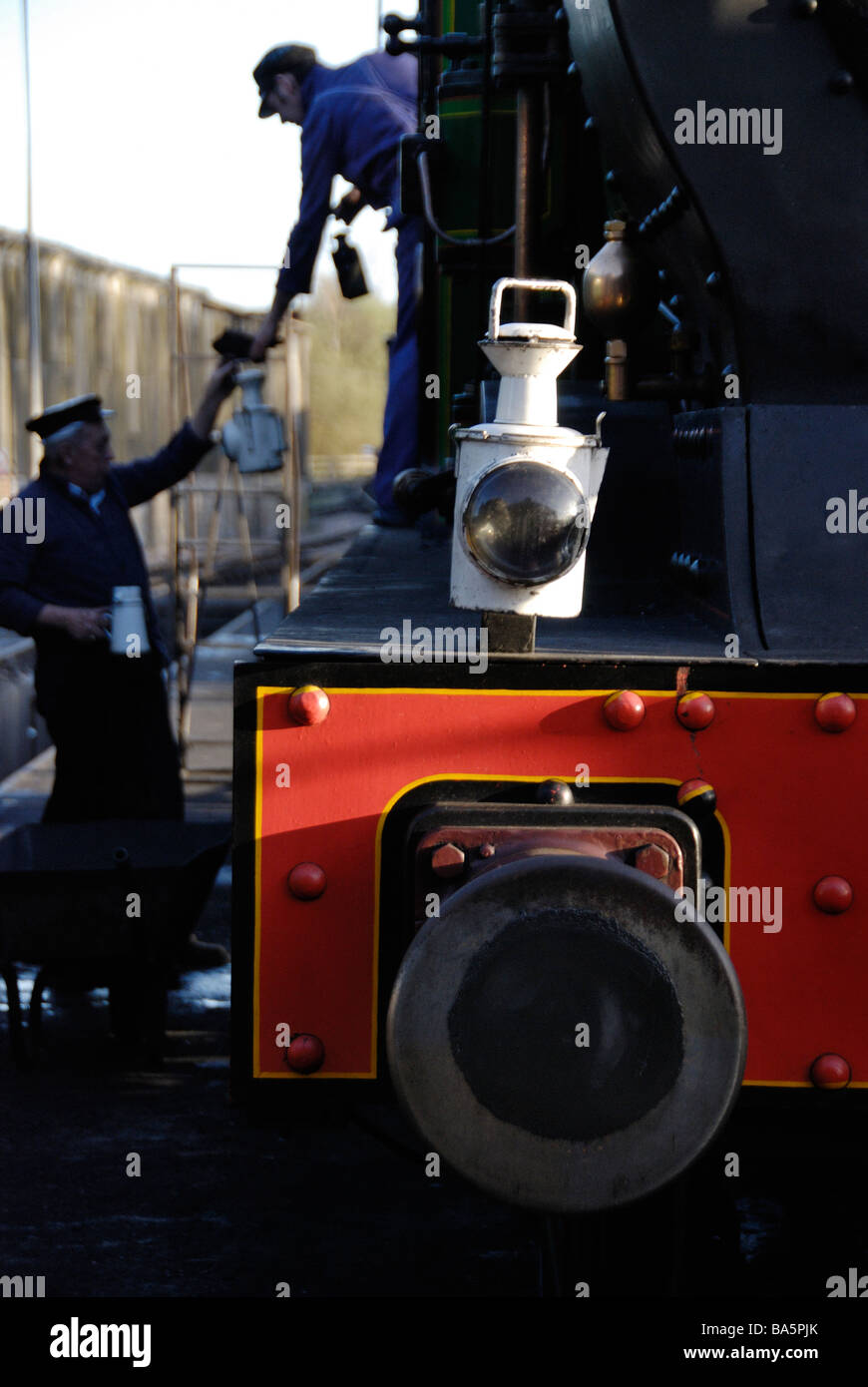 Fascio di buffer & lampada sulla parte anteriore del motore a vapore, loco crew in background, Bluebell Railway Sussex Foto Stock