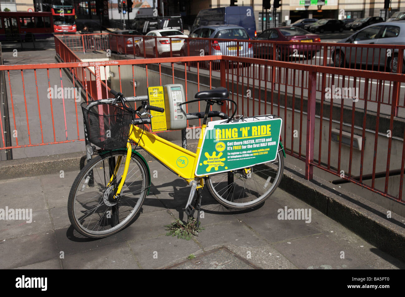 Ring Ride e noleggio biciclette. Hammersmith West London Inghilterra England Regno Unito Foto Stock